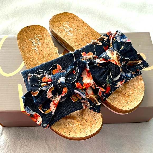 Crown Vintage Shoes - Like new women’s 6 Crown Vintage shabby chic Sandals boutique bow floral